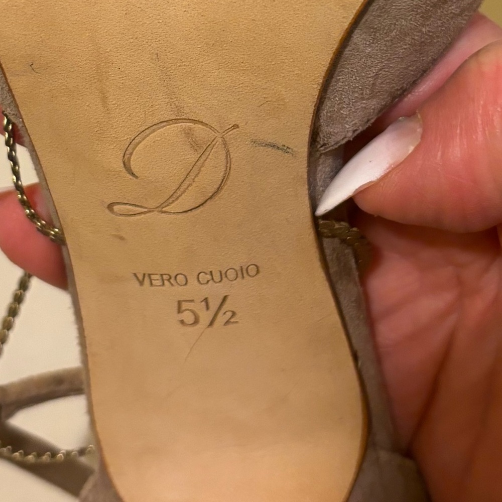 Vero Cuoio Tan Suede Heels with gold chain size 5.5 - Picture 10 of 10